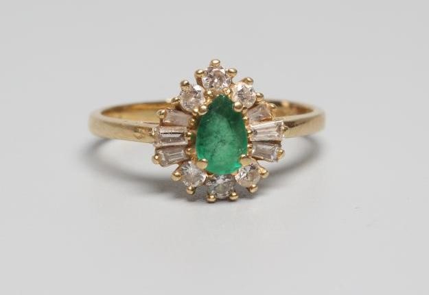 AN EMERALD AND DIAMOND CLUSTER RING Image