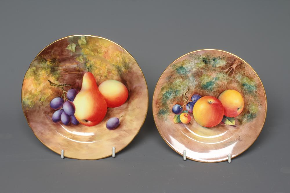 A ROYAL WORCESTER TEA PLATE Image