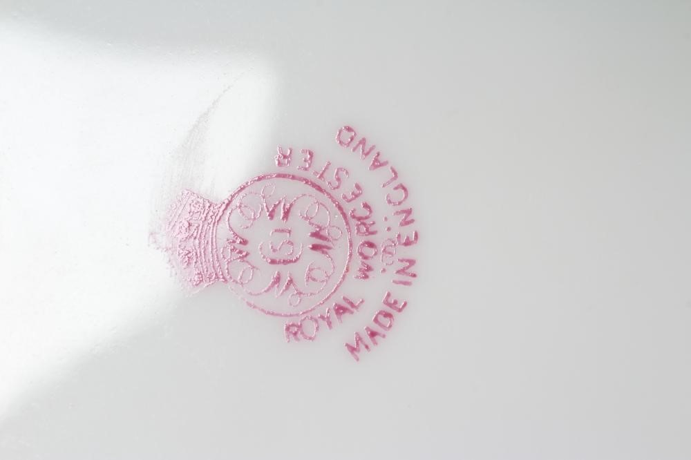 A ROYAL WORCESTER TEA PLATE Image