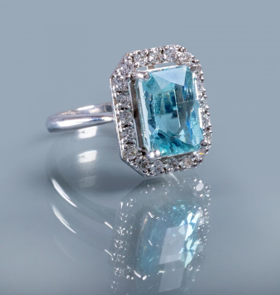 AN ART DECO STYLE AQUAMARINE AND DIAMOND PLAQUE RING Image