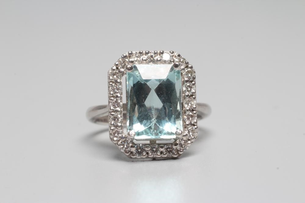 AN ART DECO STYLE AQUAMARINE AND DIAMOND PLAQUE RING Image