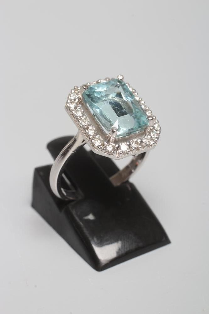 AN ART DECO STYLE AQUAMARINE AND DIAMOND PLAQUE RING Image