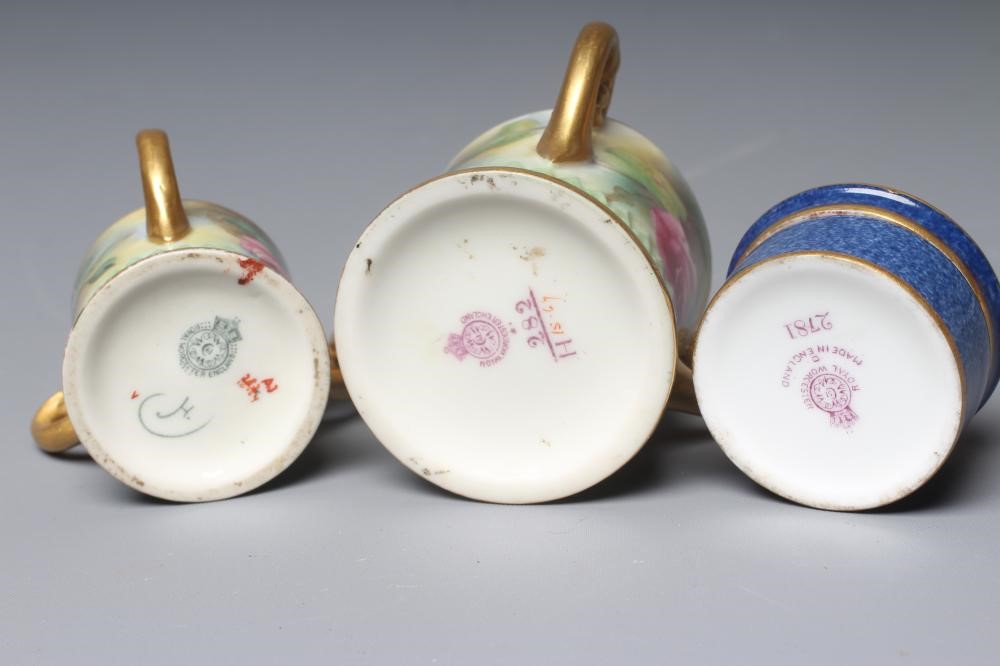 A ROYAL WORCESTER SMALL BOX AND COVER Image