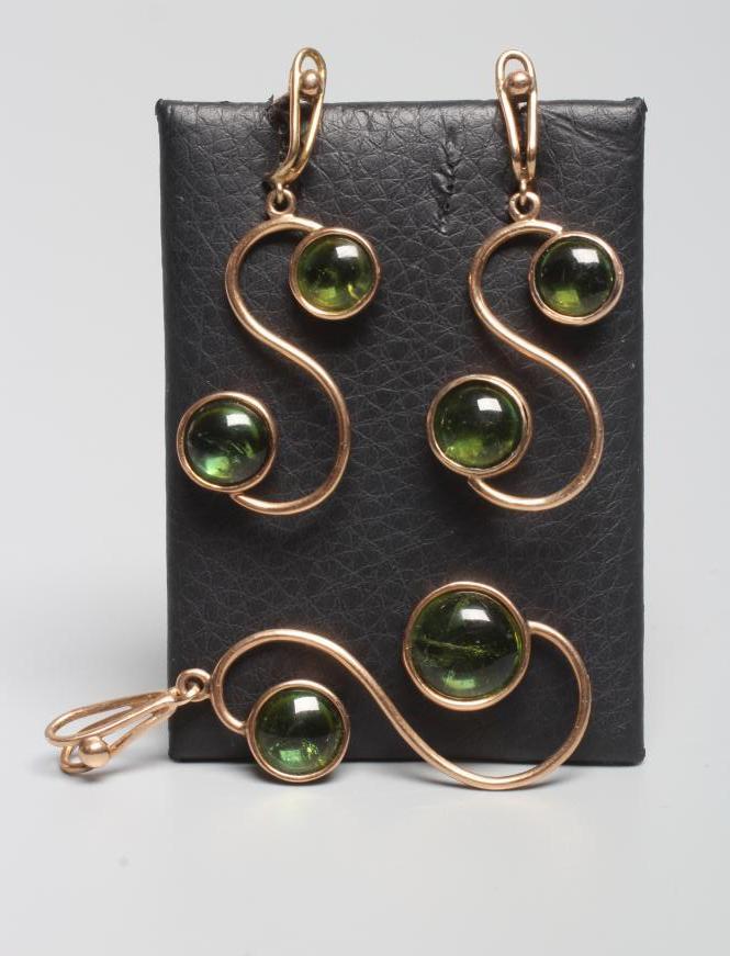 A GREEN TOURMALINE PENDANT AND MATCHING DROP EAR STUDS, the wirework S drops each collet set with Image