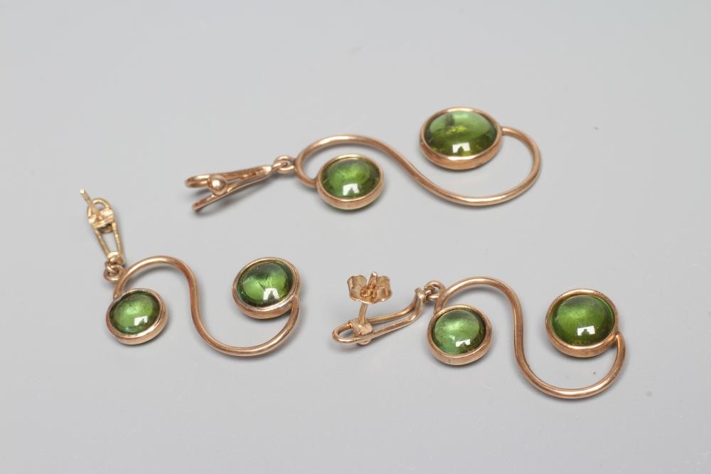 A GREEN TOURMALINE PENDANT AND MATCHING DROP EAR STUDS, the wirework S drops each collet set with Image