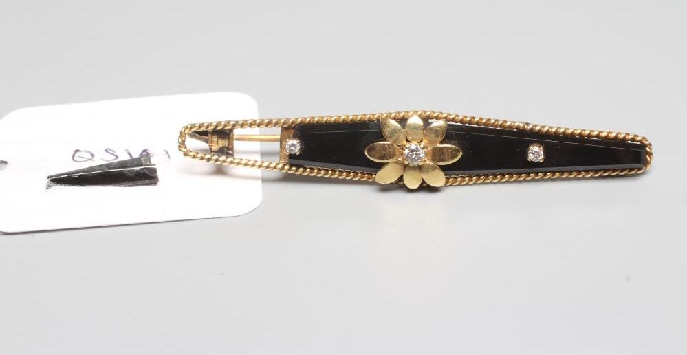 A VICTORIAN PROPELLOR BAR BROOCH Image
