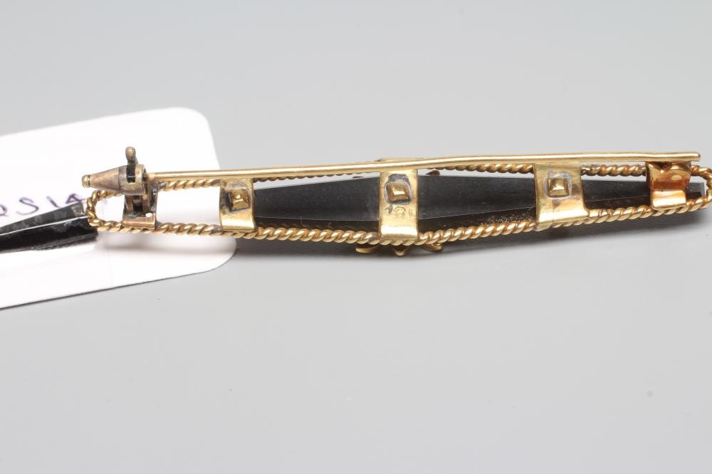 A VICTORIAN PROPELLOR BAR BROOCH Image