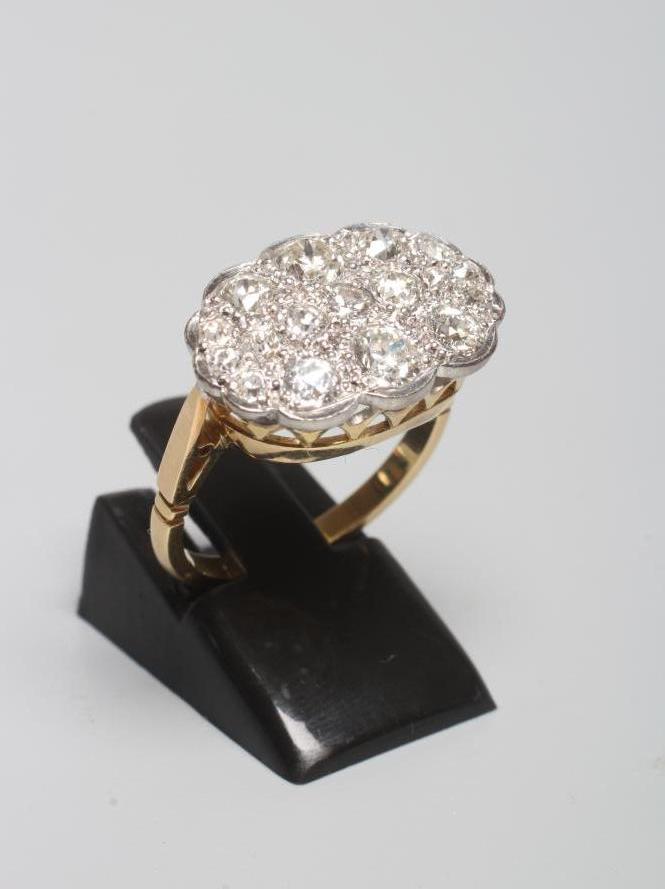 A DIAMOND CLUSTER DRESS RING Image