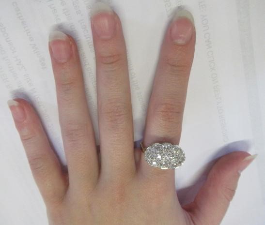 A DIAMOND CLUSTER DRESS RING Image