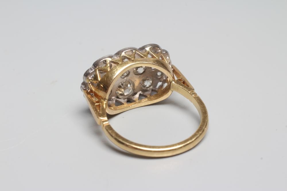 A DIAMOND CLUSTER DRESS RING Image