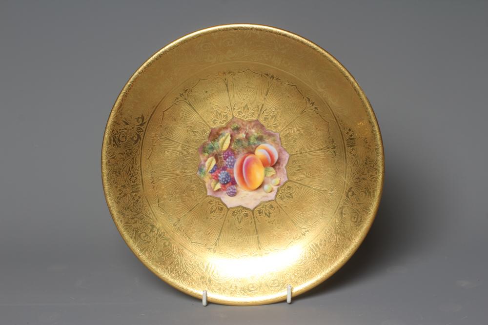 A ROYAL WORCESTER CABINET PLATE Image