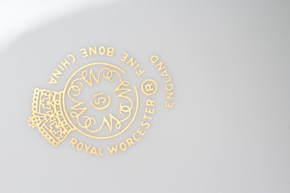 A ROYAL WORCESTER CABINET PLATE Image