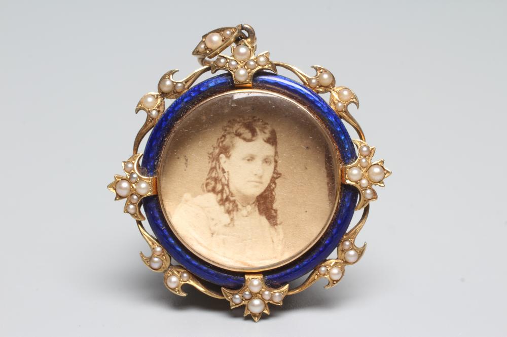 A LATE VICTORIAN CIRCULAR PENDANT PORTRAIT LOCKET stamped 15ct Image