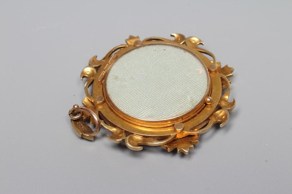 A LATE VICTORIAN CIRCULAR PENDANT PORTRAIT LOCKET stamped 15ct Image