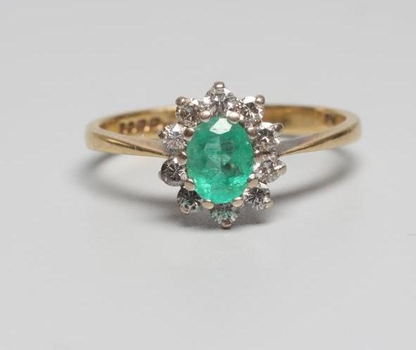AN EMERALD AND DIAMOND CLUSTER RING Image