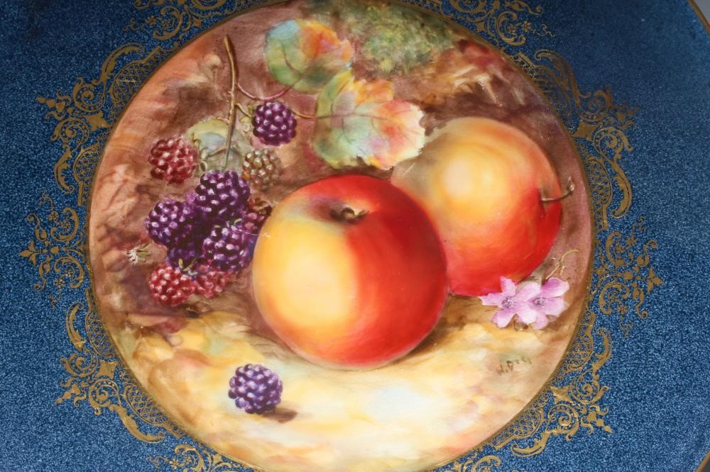 A ROYAL WORCESTER CABINET PLATE Image
