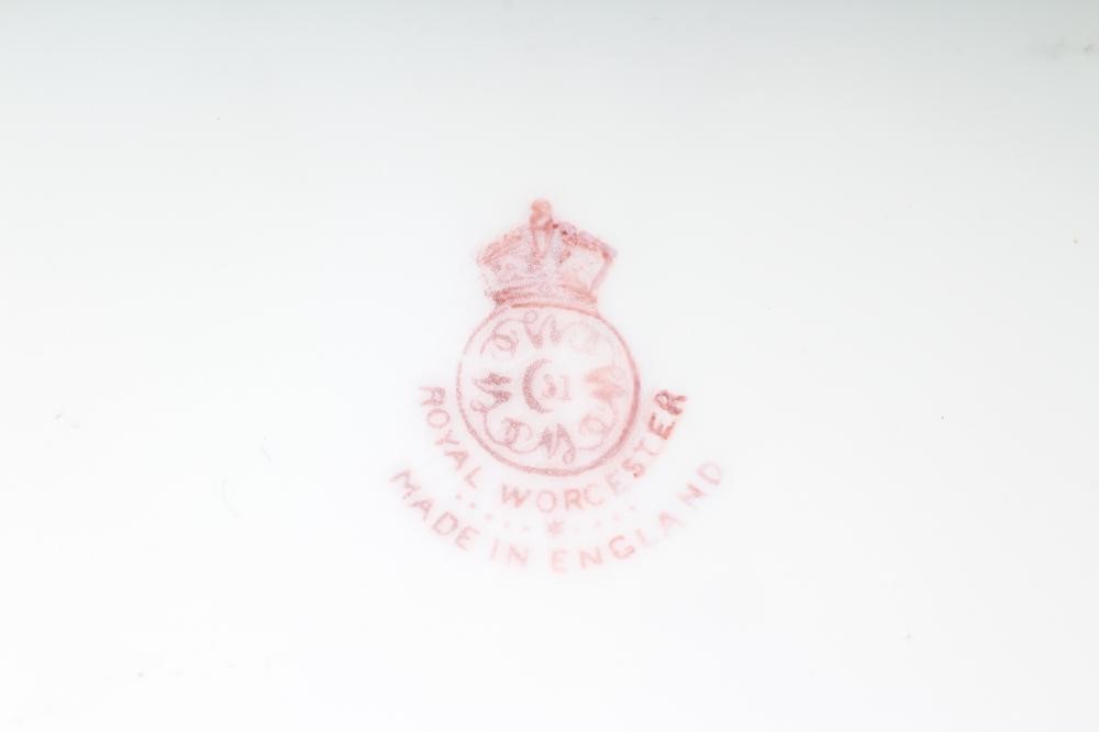 A ROYAL WORCESTER CABINET PLATE Image