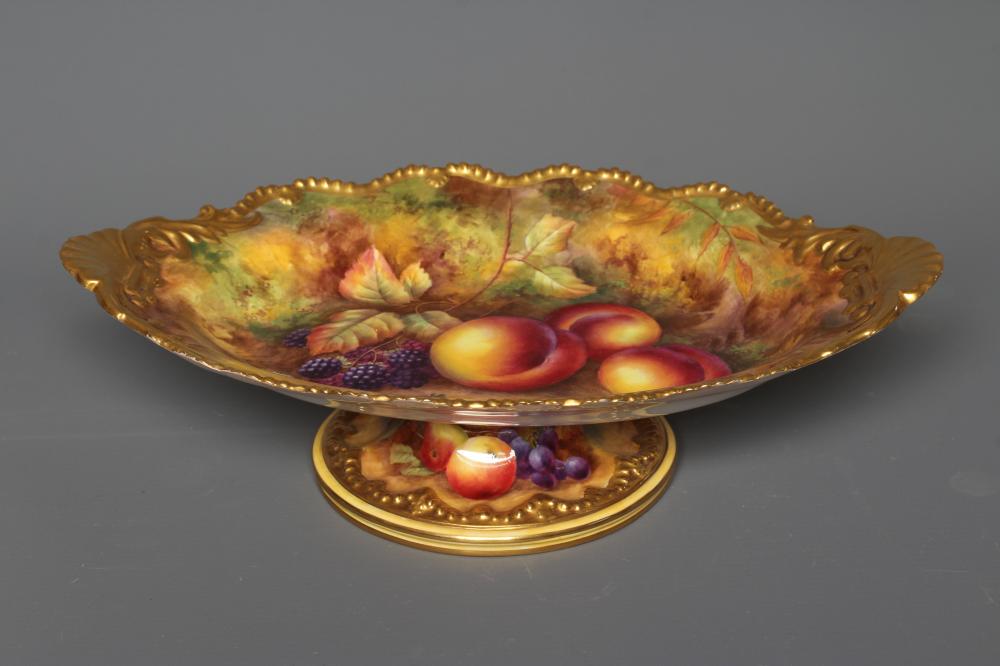 A ROYAL WORCESTER PEDESTAL DISH Image