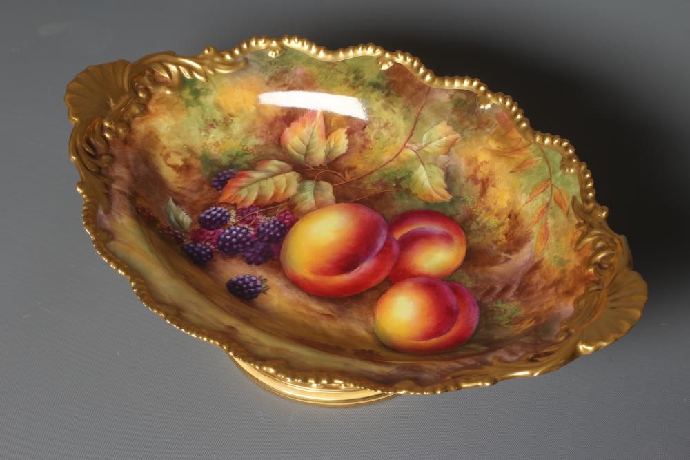A ROYAL WORCESTER PEDESTAL DISH Image