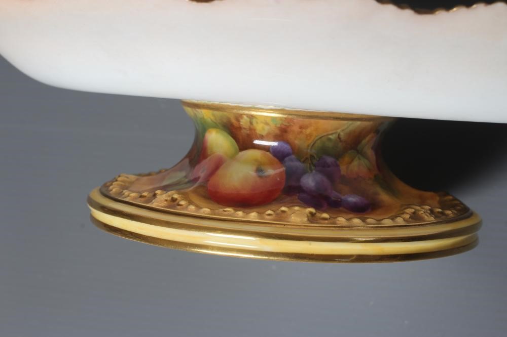 A ROYAL WORCESTER PEDESTAL DISH Image