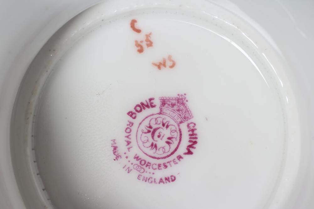 A ROYAL WORCESTER PEDESTAL DISH Image