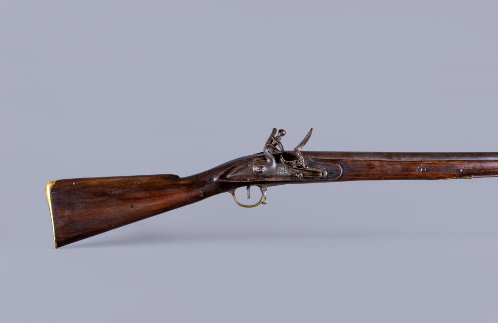 A FLINTLOCK MILITARY MUSKET with 39 3/8" barrel, action etched with pagoda style armorial, walnut Image