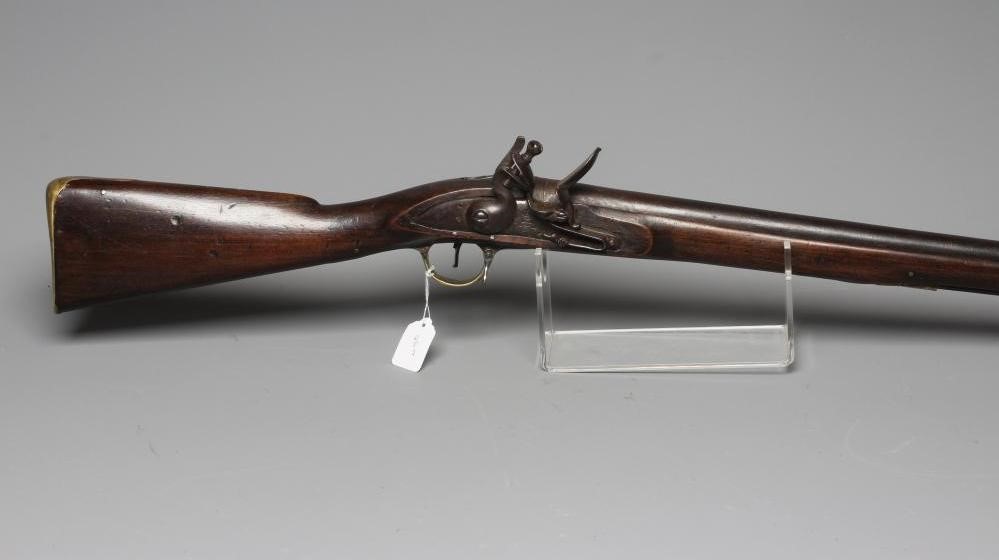 A FLINTLOCK MILITARY MUSKET with 39 3/8" barrel, action etched with pagoda style armorial, walnut Image