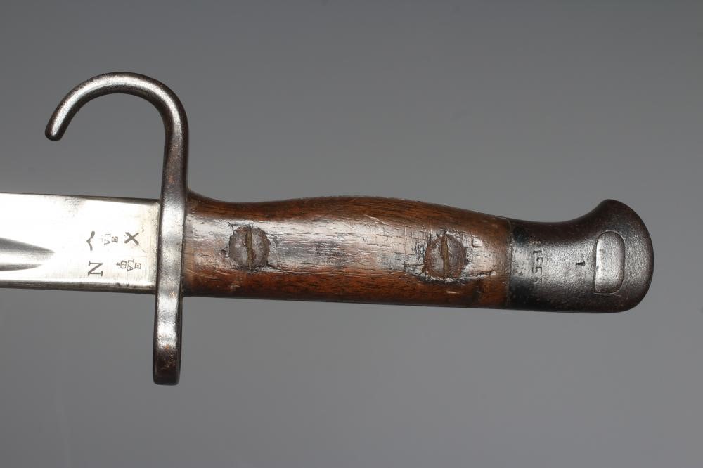 A RARE BRITISH 1907 BAYONET with hooked quillon, 17" blade, two piece wood grip, and leather Image