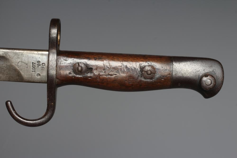 A RARE BRITISH 1907 BAYONET with hooked quillon, 17" blade, two piece wood grip, and leather Image