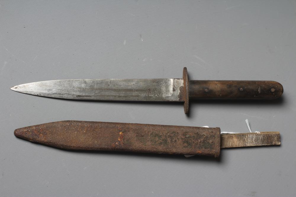 AN AUSTRIAN GRABENDOCH TRENCH KNIFE with 8 1/8" blade stamped R, two piece wood grip and metal Image