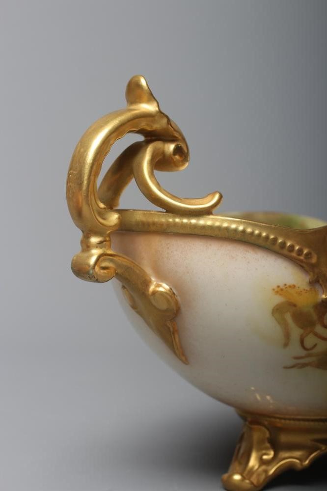 A ROYAL WORCESTER SMALL CENTRE BOWL Image