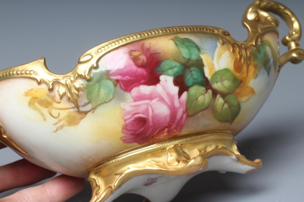 A ROYAL WORCESTER SMALL CENTRE BOWL Image