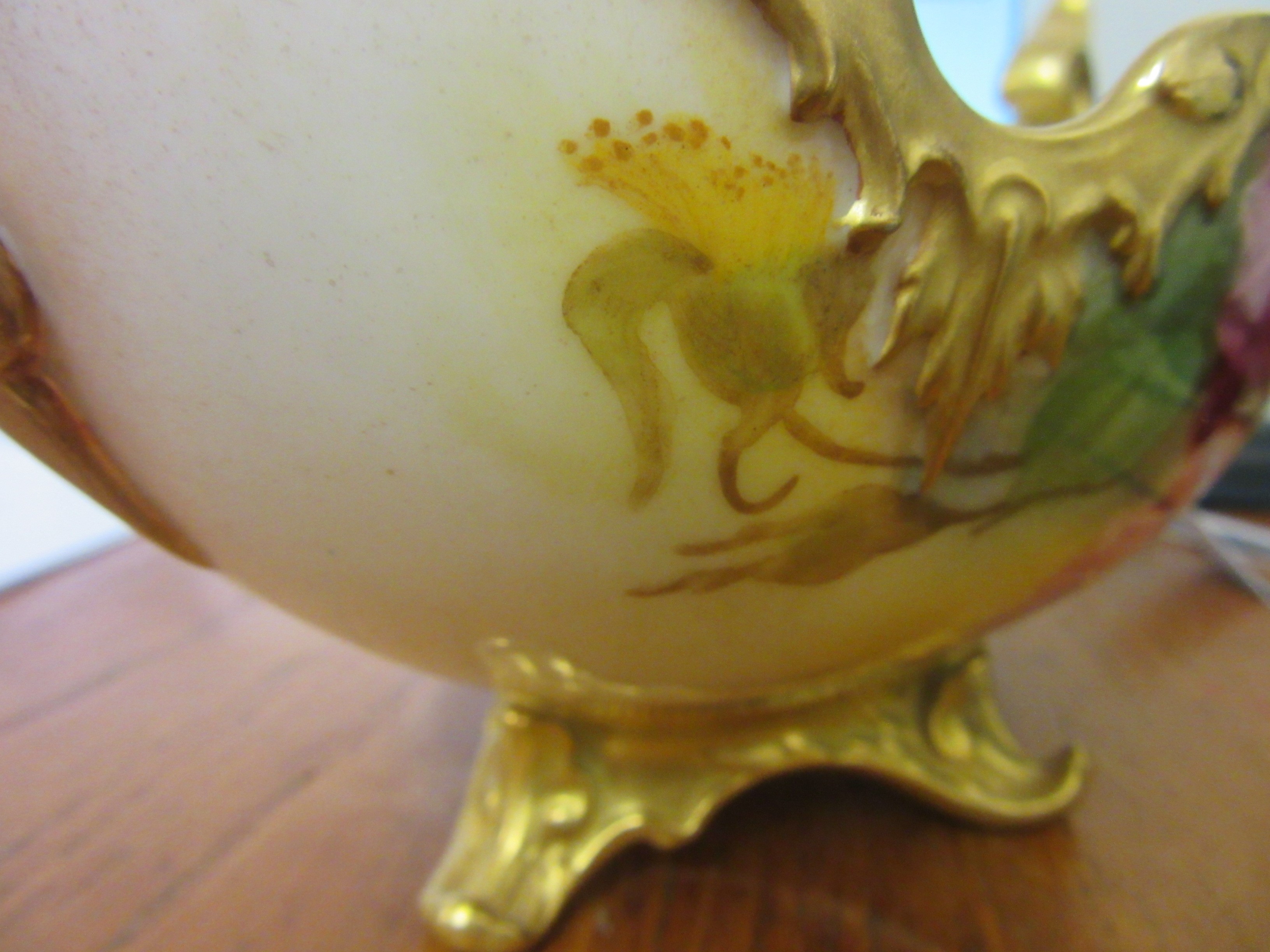A ROYAL WORCESTER SMALL CENTRE BOWL Image