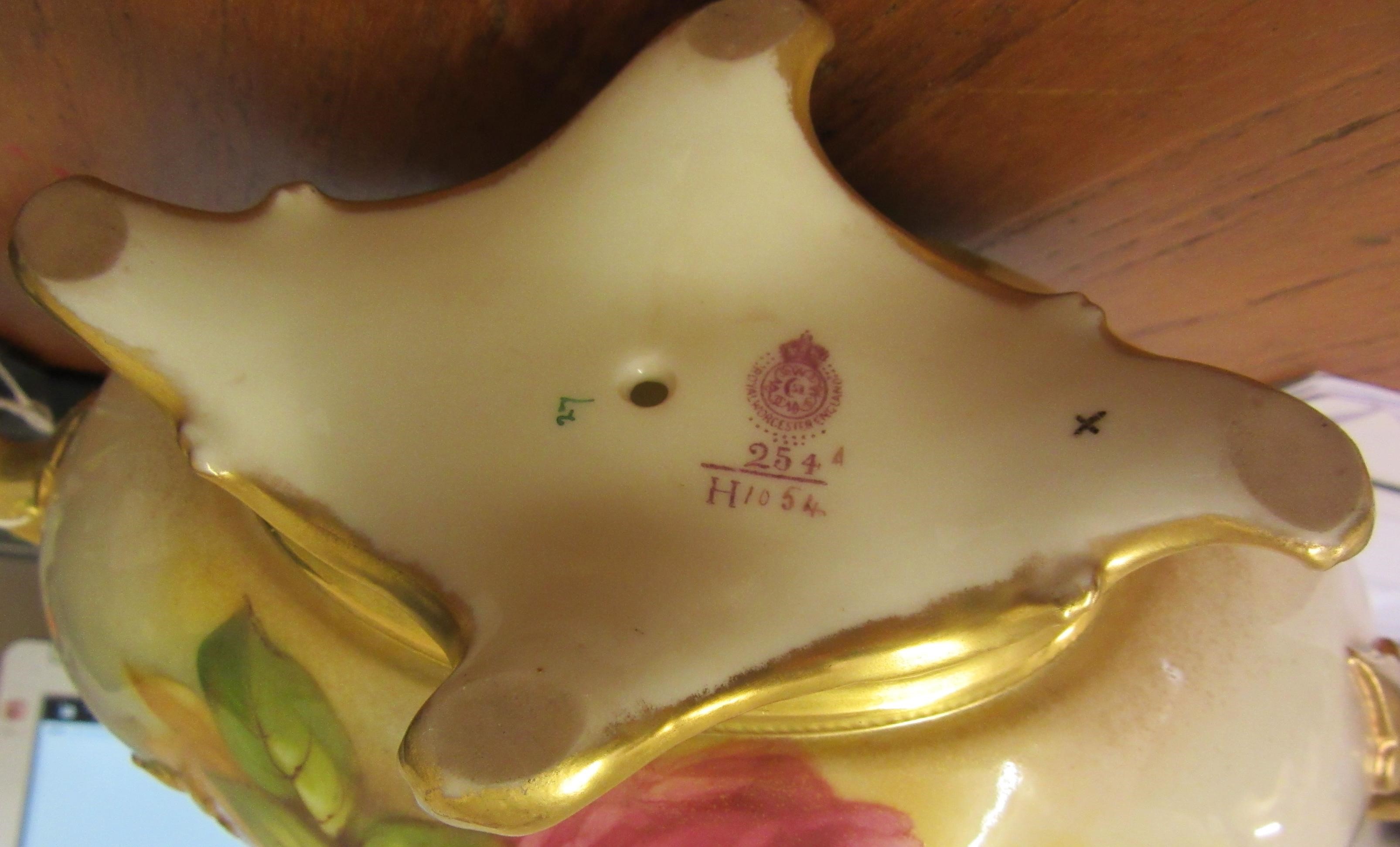 A ROYAL WORCESTER SMALL CENTRE BOWL Image