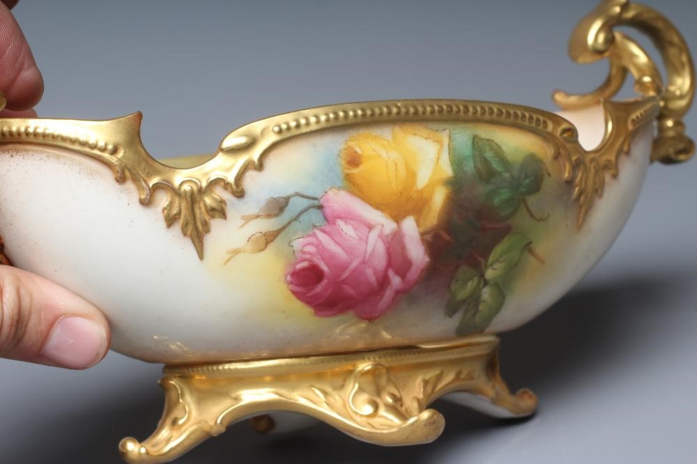 A ROYAL WORCESTER SMALL CENTRE BOWL Image