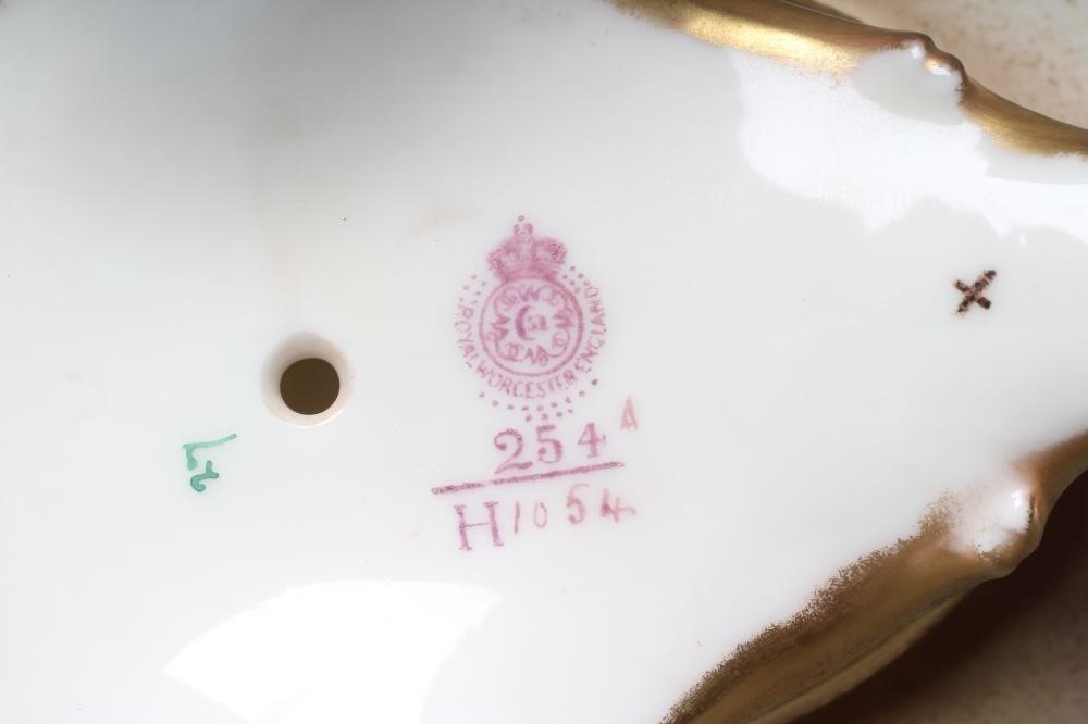 A ROYAL WORCESTER SMALL CENTRE BOWL Image