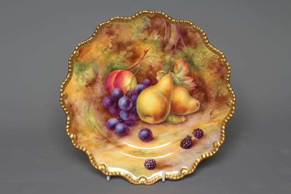 A ROYAL WORCESTER CABINET PLATE Image