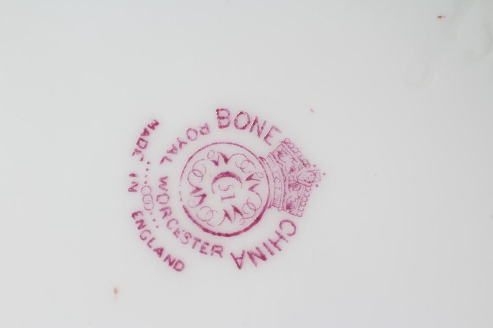 A ROYAL WORCESTER CABINET PLATE Image