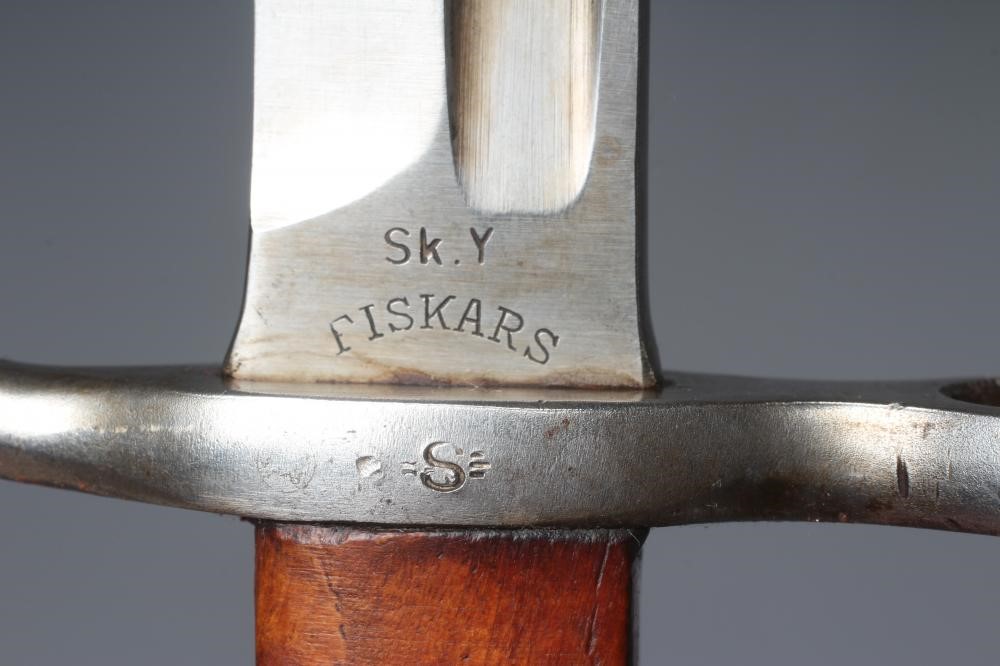 A FINNISH 1935 PATTERN BAYONET by Fiskars, with 11 3/4" blade, maple grips, S stamped to cross guard Image