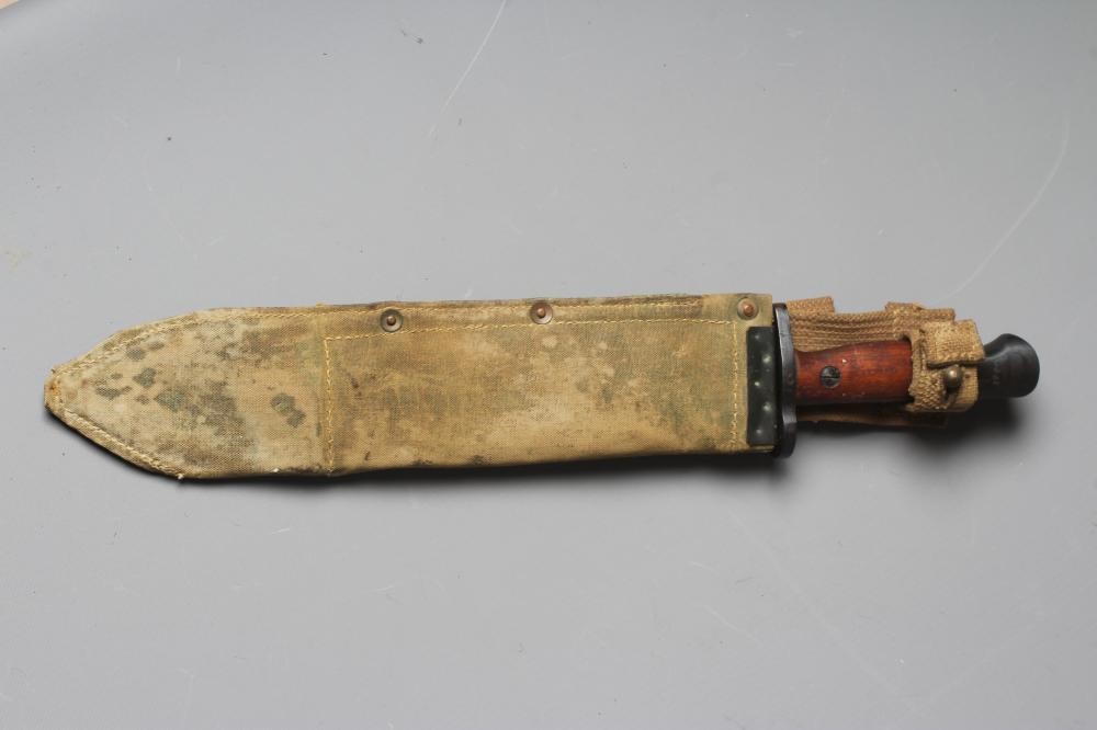 A RARE AUSTRALIAN MACHETE BAYONET with 11 1/8" blued blade, two piece wood grip, hilt stamped 4665, Image