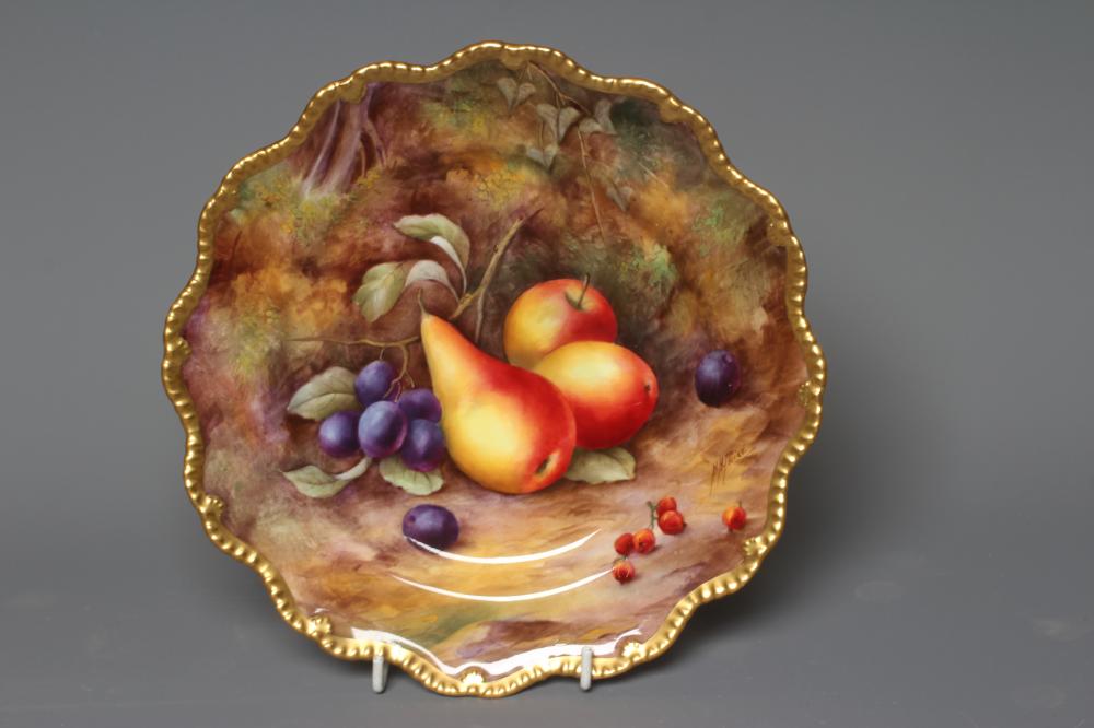A ROYAL WORCESTER CABINET PLATE Image