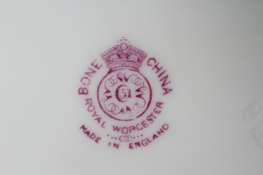 A ROYAL WORCESTER CABINET PLATE Image