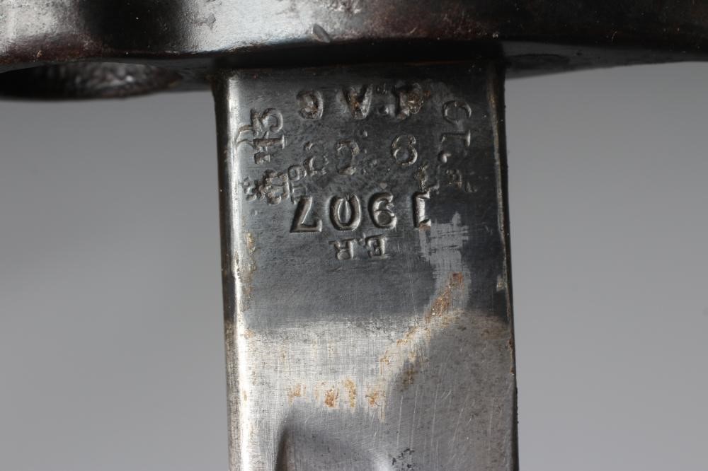 A RARE BRITISH 1907 BAYONET with hooked quillon Image