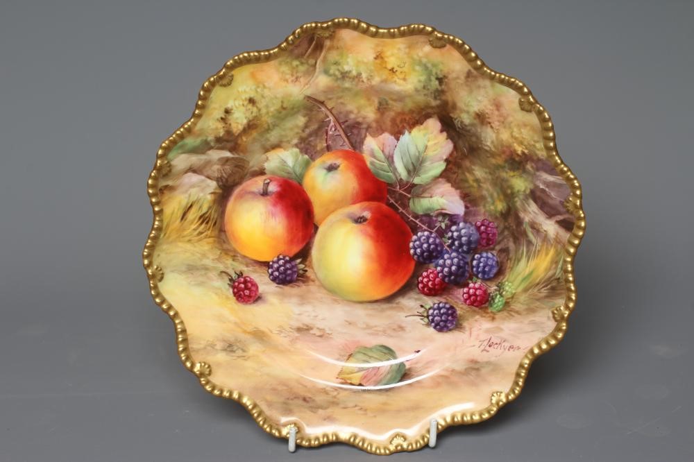 A ROYAL WORCESTER CABINET PLATE Image