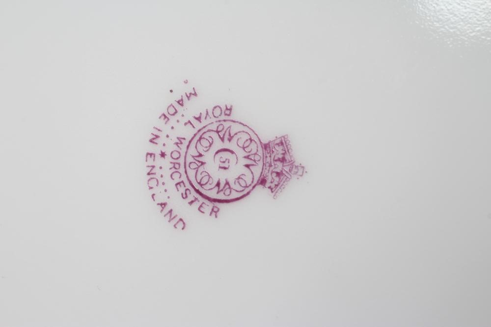 A ROYAL WORCESTER CABINET PLATE Image