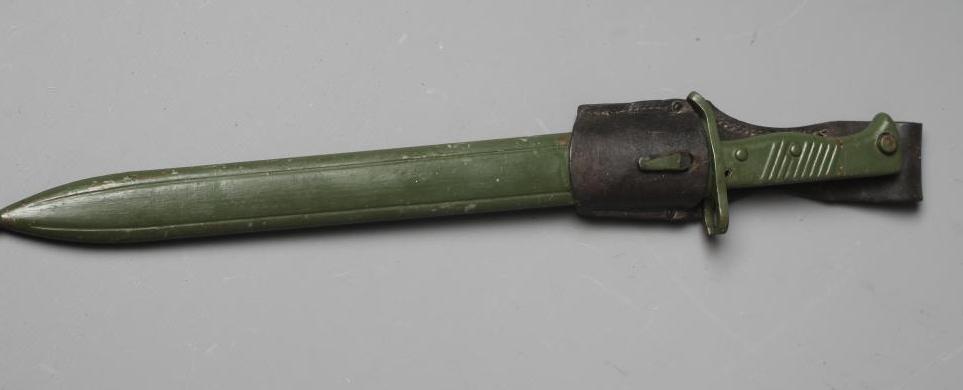 A GERMAN 1898/05 PATTERN SAW BACK BAYONET with 14 1/4" blade, all metal ribbed hilt with original Image