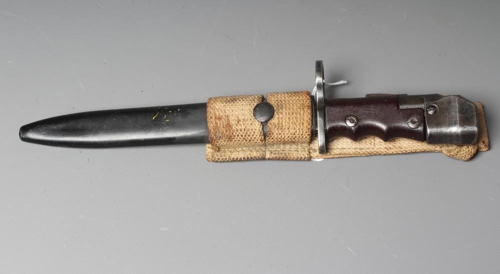 A BRITISH NO.7 KNIFE BAYONET, MK1/L, with 7 7/8" clip point blade, grip with finger grooves, steel Image