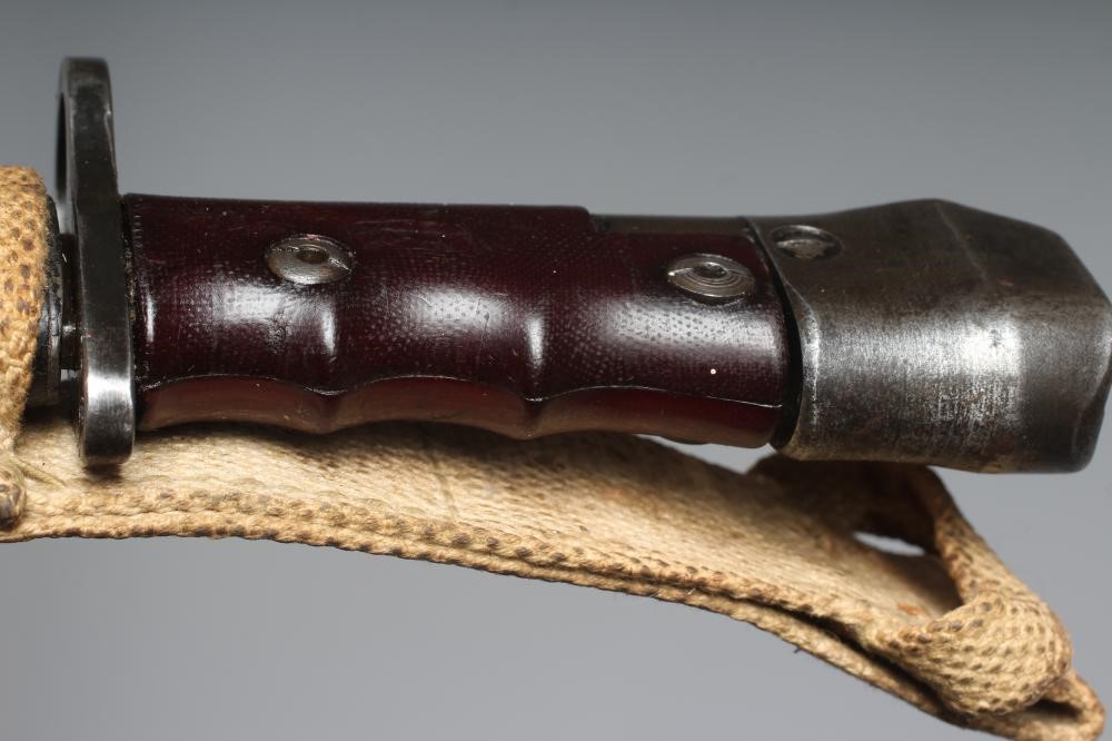 A BRITISH NO.7 KNIFE BAYONET, MK1/L, with 7 7/8" clip point blade, grip with finger grooves, steel Image