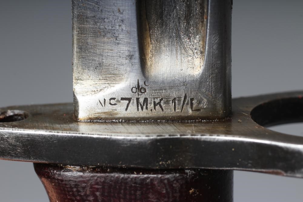 A BRITISH NO.7 KNIFE BAYONET, MK1/L, with 7 7/8" clip point blade, grip with finger grooves, steel Image