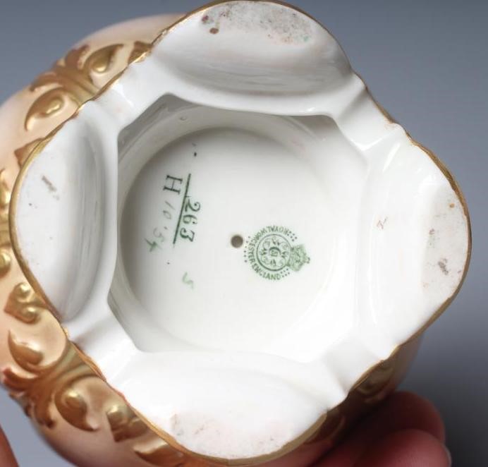 A PAIR OF ROYAL WORCESTER VASES Image
